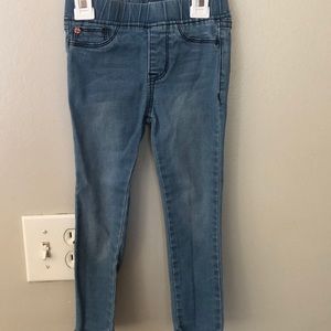 Toddler girls pull on jeans